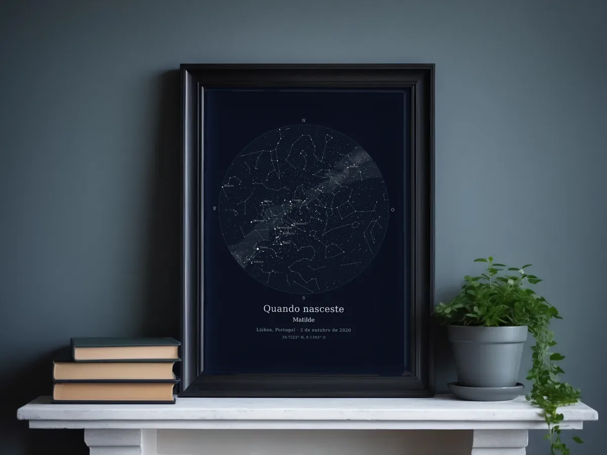 Um mapa de estrelas de 13 × 18 cm, numa prateleira ao lado de livros e uma planta.